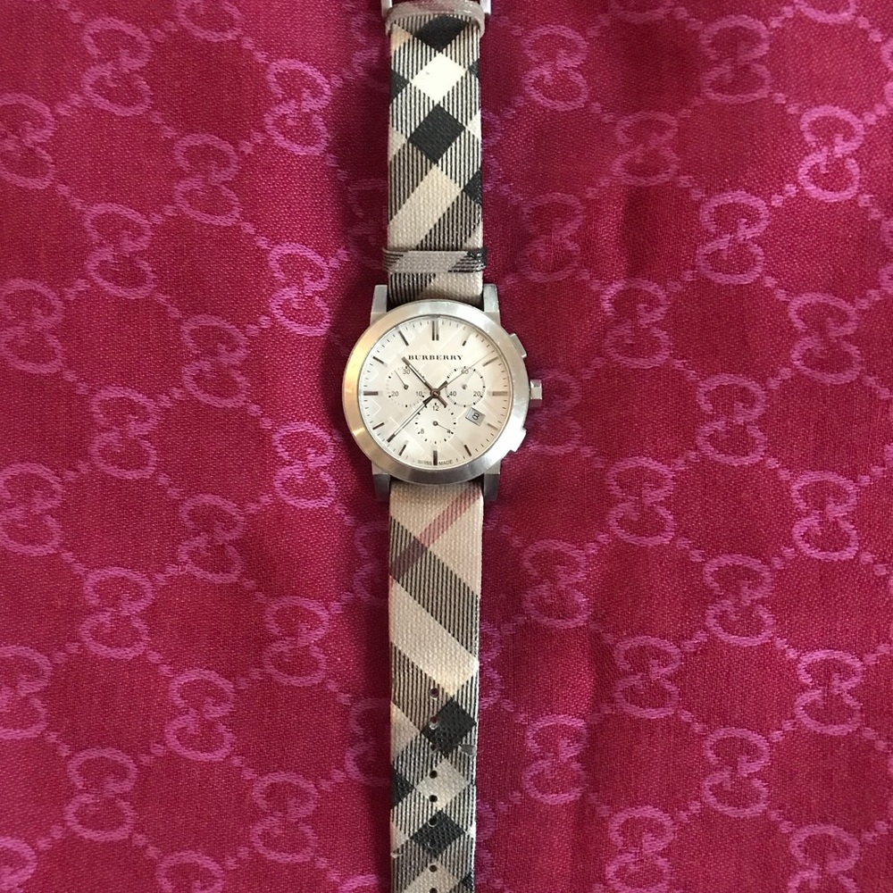 Women’s Authentic Burberry Watch. - Picture 2 of 7